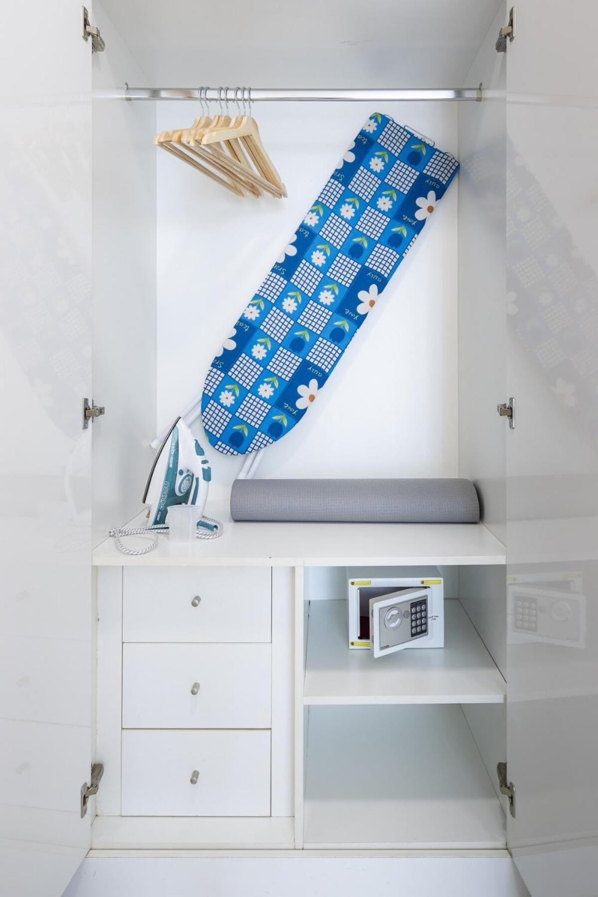 Waves - Charming With Balcony Steps From The Apartment