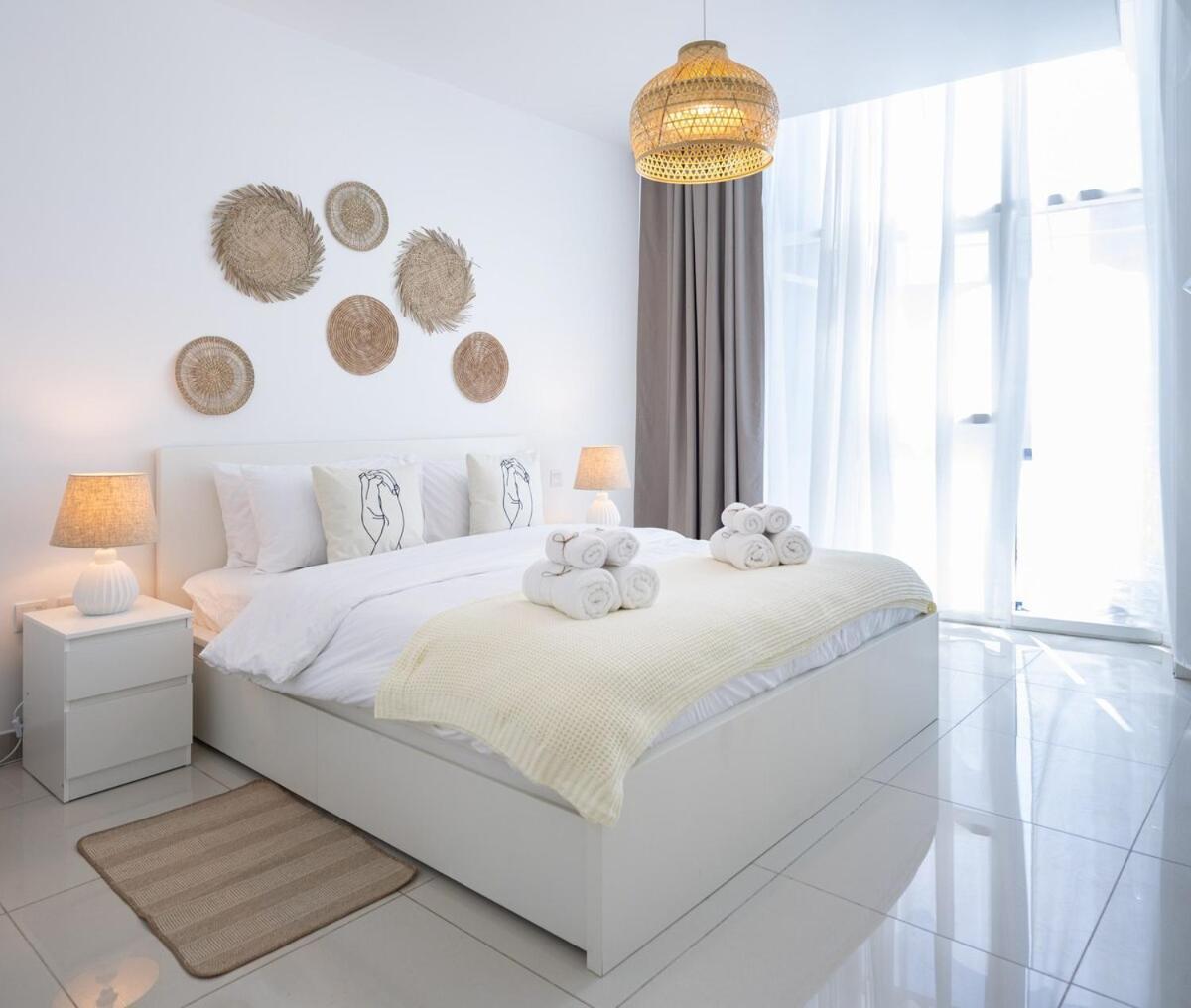 Waves - Charming With Balcony Steps From The Apartment Dubai