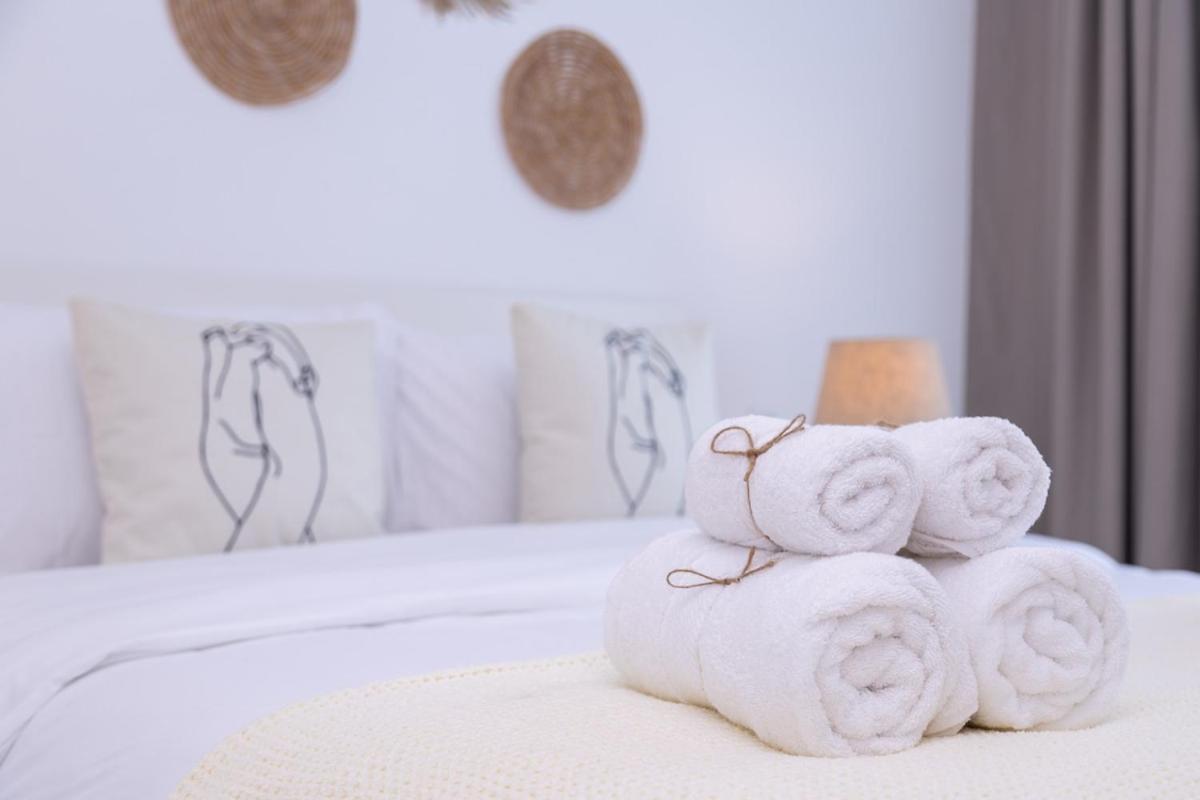 Waves - Charming With Balcony Steps From The Apartment