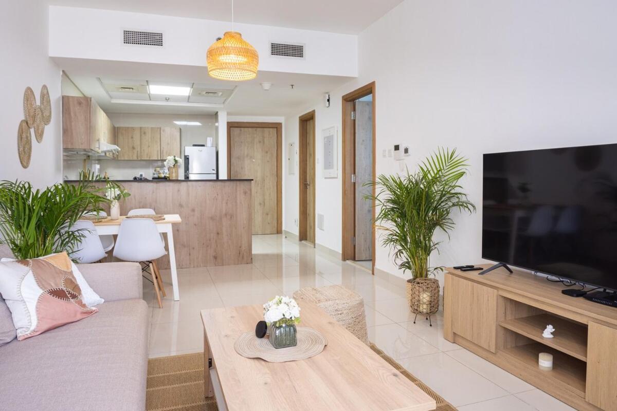 Waves - Charming With Balcony Steps From The Dubai
