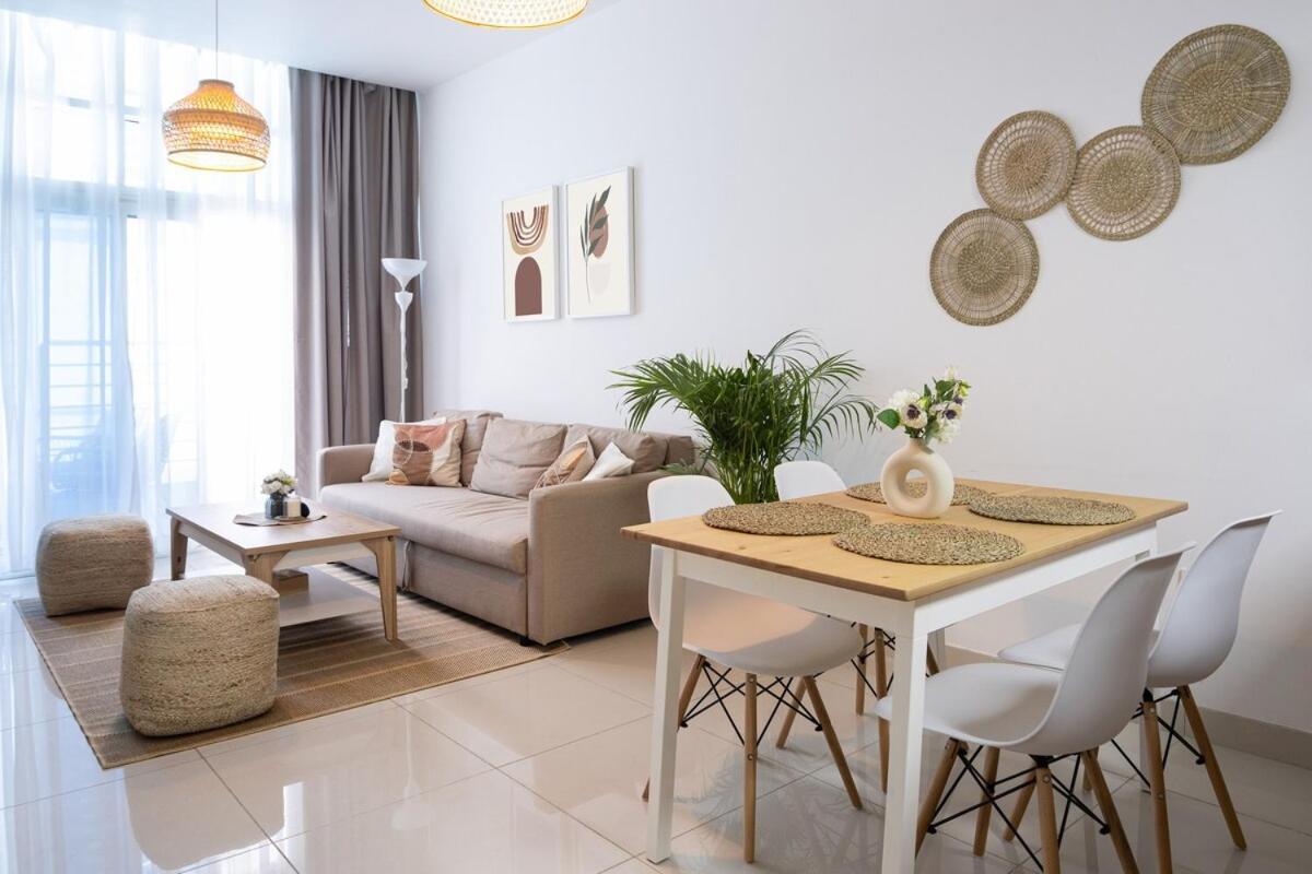 Waves - Charming With Balcony Steps From The Apartment